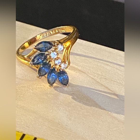 Vintage Ring: Inscription not Legible. Simulated Sapphire and Clear Stones. - Picture 2 of 7